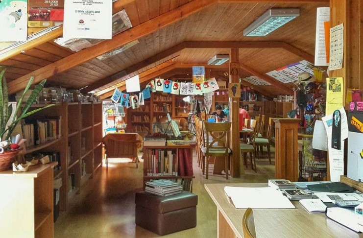Στο πατάρι ενός μικρού χωριού της Λάρισας υπάρχει μια μαγική, βραβευμένη βιβλιοθήκη