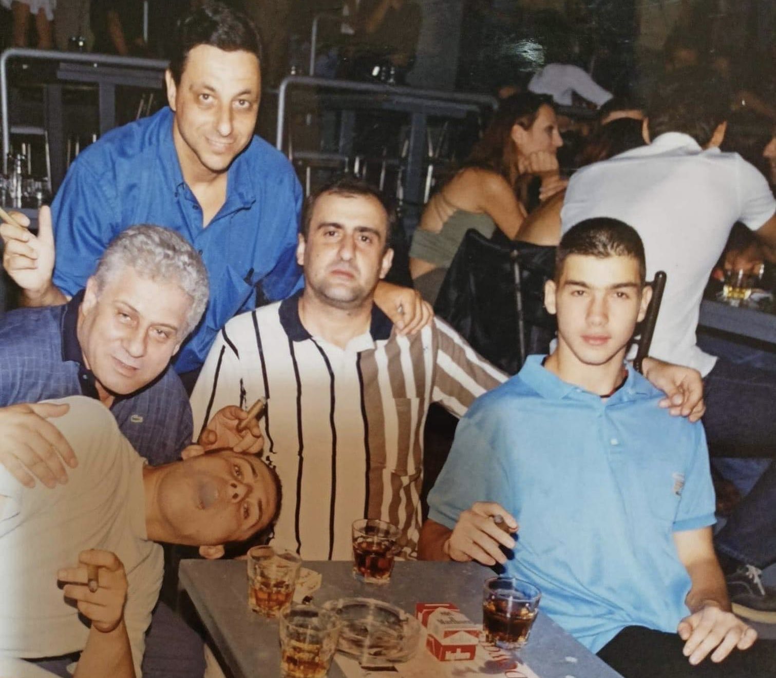 Νίκος Πάκας, Βλάντο Μαιστενκο, Βασίλης Σπανούλης, Κοντονάσιος Γιώργος, Πάλας Αντώνης, σε μαγαζί της Θεσσαλονίκης ακούγοντας Βασίλη Καρρά - 1999 (από το προσωπικό αρχείο του Λαρισαίου δημοσιογράφου Σωτήρη Κέλλα)