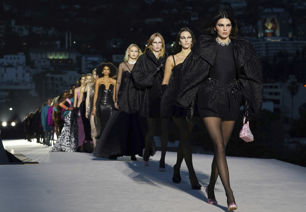 Versace: Λαμπερό σόου στο Χόλιγουντ λίγο πριν τα Όσκαρ