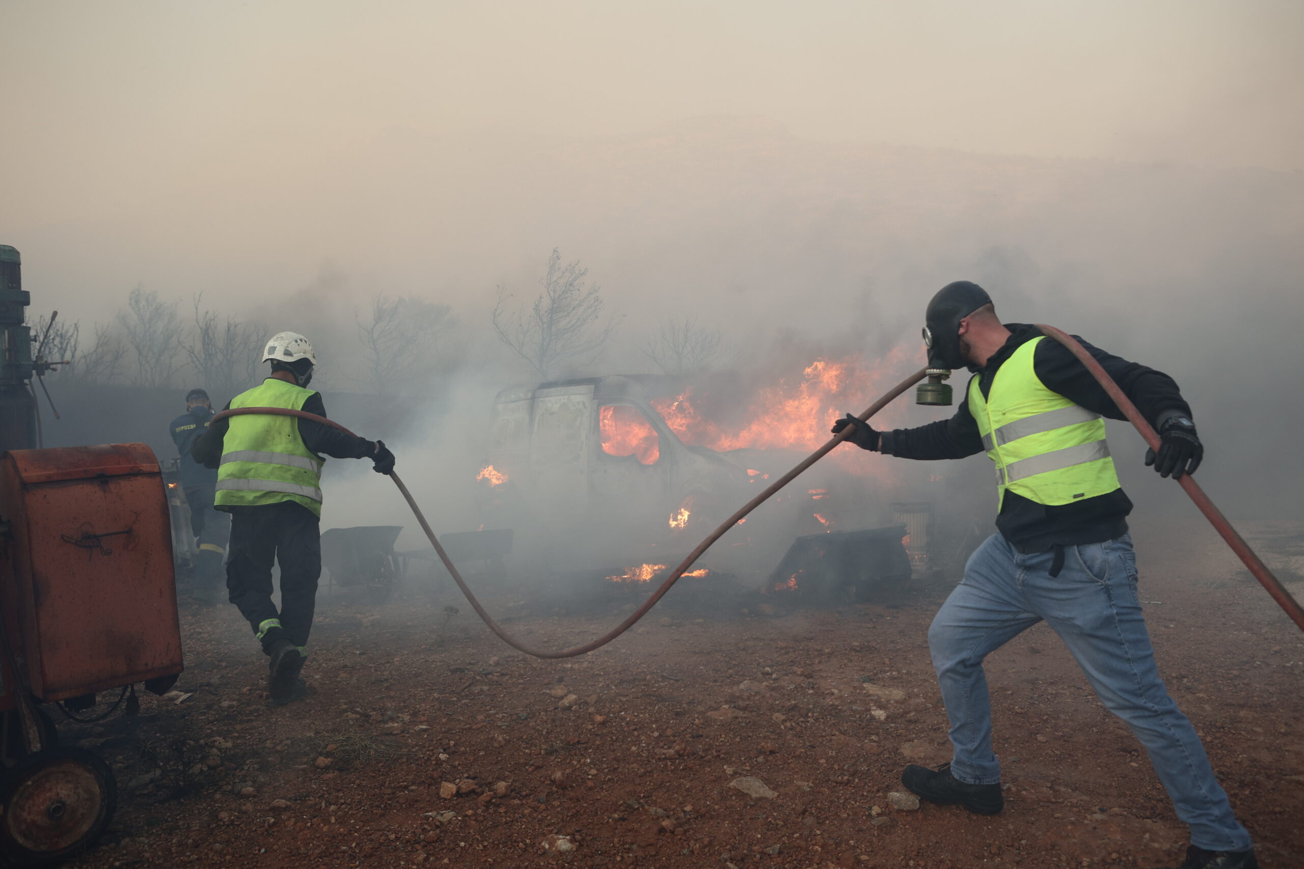 Ολονύχτια μάχη με τις φλόγες στην Αττική – Αγωνία για την Πάρνηθα από το μέτωπο στα Δερβενοχώρια