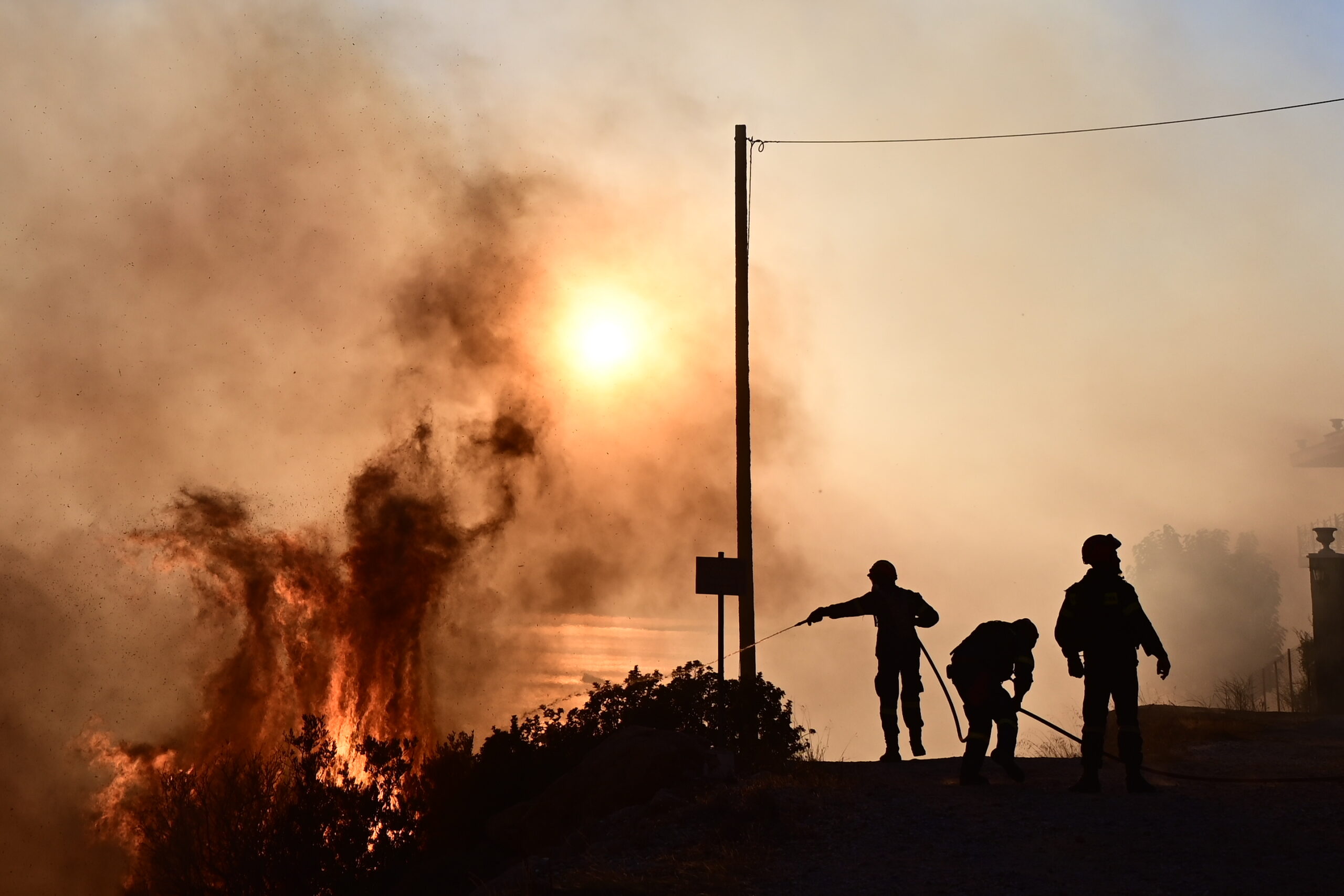Ολονύχτια μάχη με τις φλόγες στην Αττική – Αγωνία για την Πάρνηθα από το μέτωπο στα Δερβενοχώρια